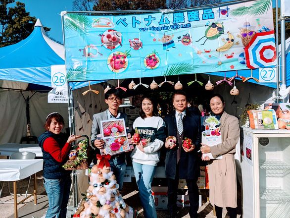 東京・上野公園で開催された「ベトナムフェスティバル2021」で、店の前で友人たちと写真撮影をするルー・ティ・ハンさん（右）ⓒ Tuoi Tre